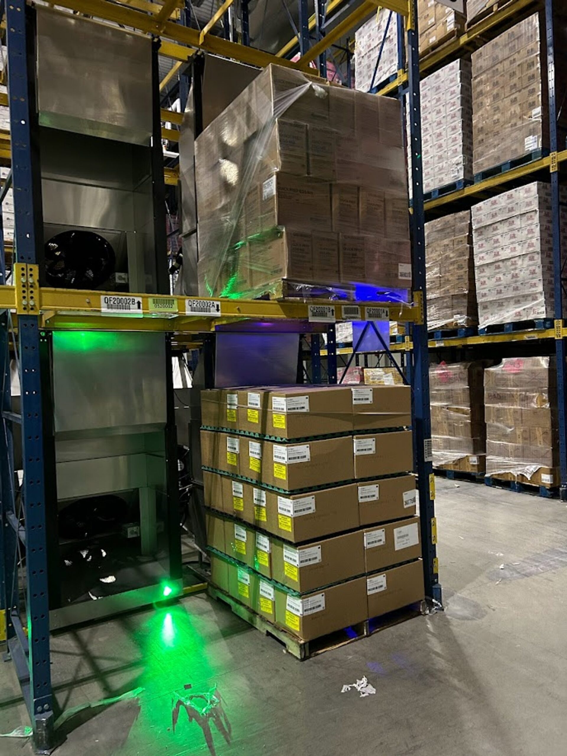 A QFM with a good pallet-loading example beside a bad one, airflow visible under the status light