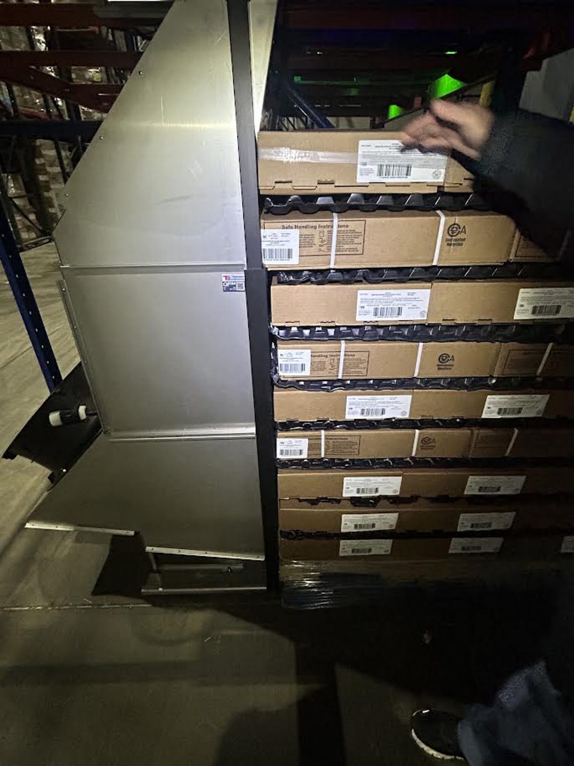 Side view of a pallet placed in front of a QFM blocking airflow